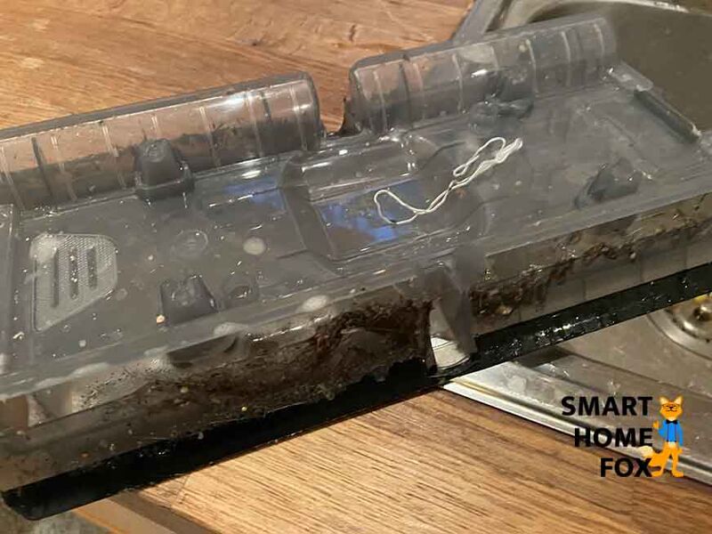 Man sieht den dreckigen Schmutzwassertank des Kärcher FC 7 cordless Premium.